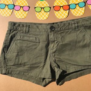 NWOT FOREST GREEN CARGO SHORTS FORM EXPRESS SIZE 6